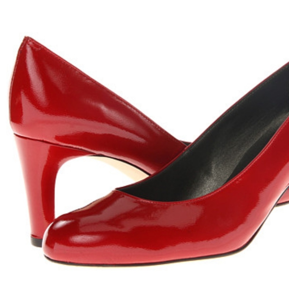 Vaneli Udex
Red smack patent pump 8W